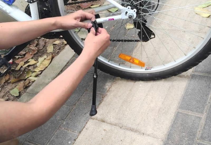 Cách lắp chân chống xe đạp trẻ em
