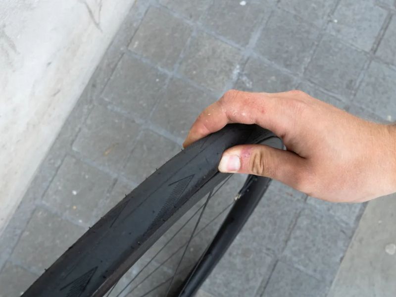 Su-dung-tay-kiem-tra-ap-suat-lop-xe-dap-dua