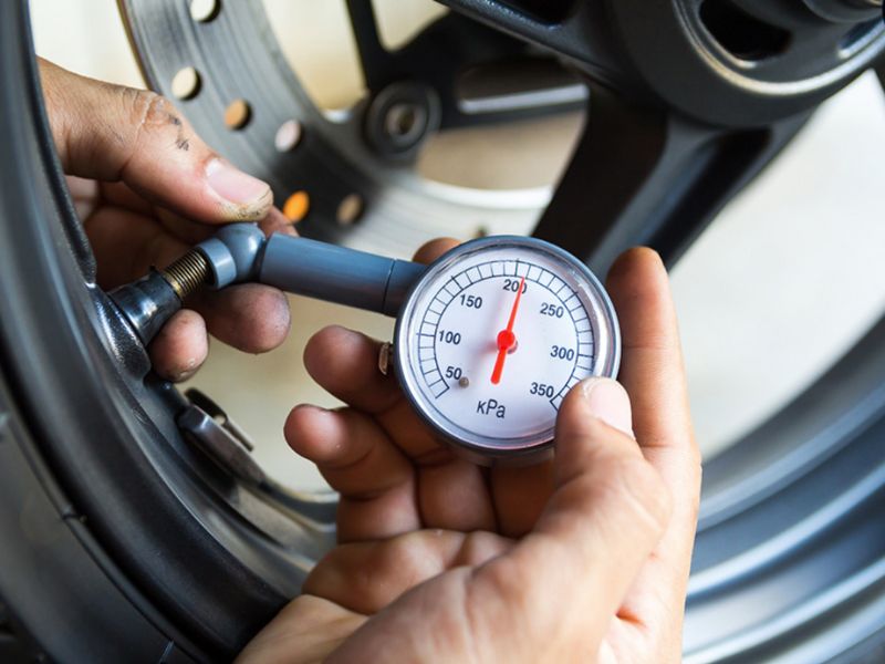 Bom-hoi-deu-tay-cho-den-khi-dat-ap-suat-dung