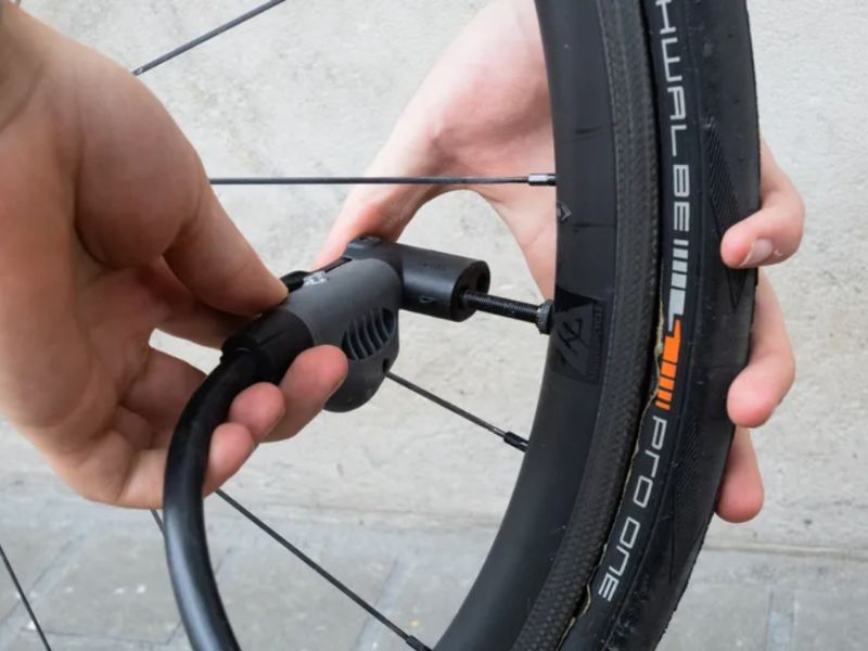 Cach-bom-xe-dap-dung-cho-van-Schrader