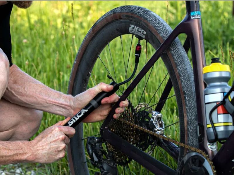 Su-dung-bom-mini-de-bom-xe-dap