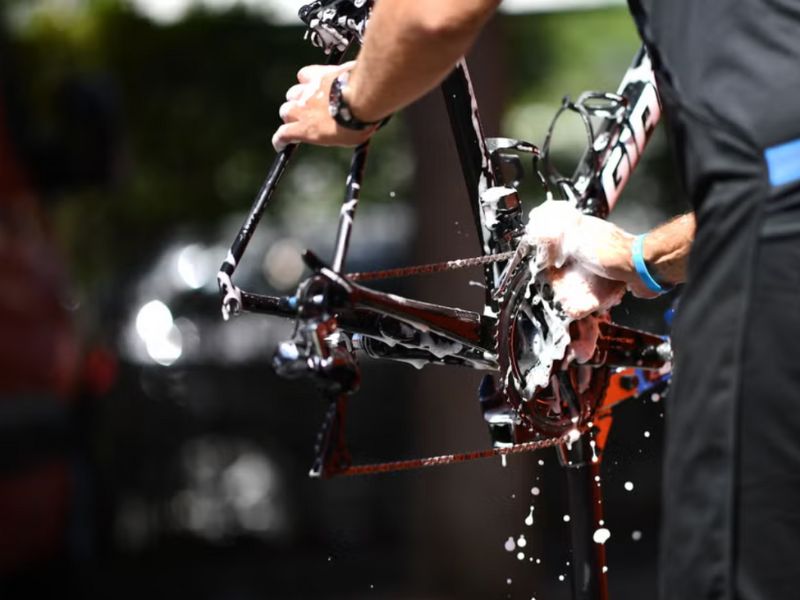 Lam-sach-can-ban-tren-xich-xe-bang-xa-phong