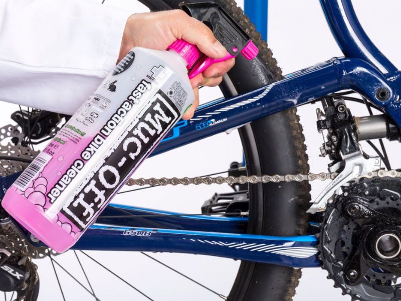 Su-dung-dung-dich0ve-sinh-chuyen-dung-de-rua-sen-xe-dap