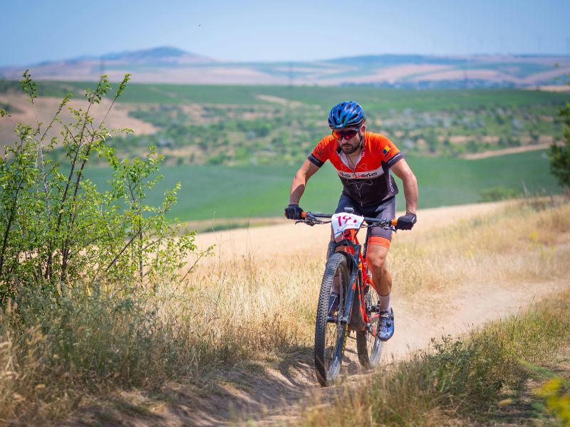 xe-dap-cho-hoc-sinh-cap-3-pho-bien-hien-nay-la-xe-dap-dia-hinh