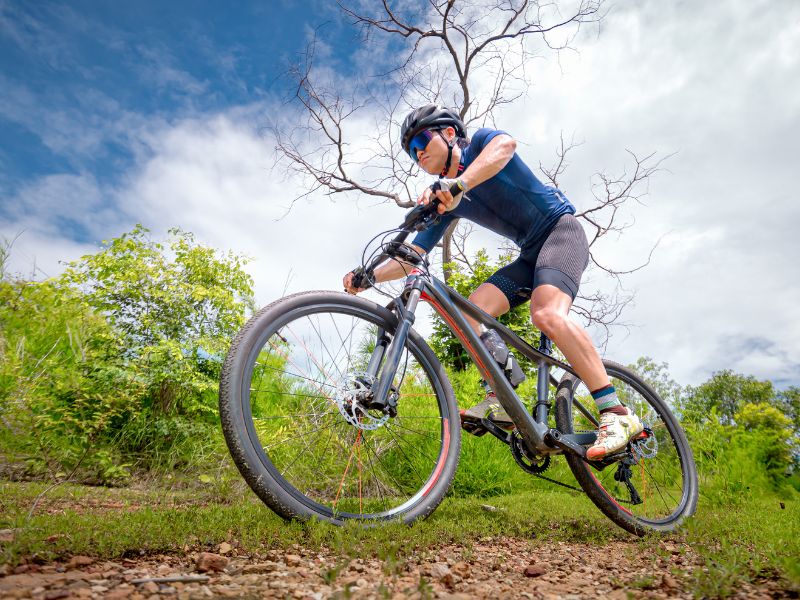 Xe-dap-duoc-trang-bi-giam-xoc-tot-se-giup-hanh-trinh-tro-nen-em-ai