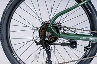 Hệ thống phanh đĩa và trục trung tâm đảm bảo kiểm soát tốc độ